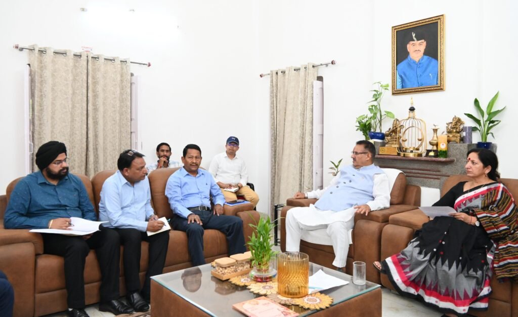 गढ़ी कैंट में हरबंश कपूर मेमोरियल कम्युनिटी हॉल एवं टाउन हॉल मसूरी की एसओपी तैयार करने को लेकर कैबिनेट मंत्री गणेश जोशी ने ली बैठक