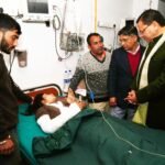 क्वानू–मीनस मोटर मार्ग दुर्घटना में घायल यात्रियों का हाल पूछने दून अस्पताल पहुँचे मुख्यमंत्री धामी