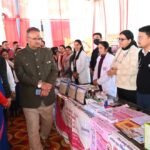 जन–जन की सरकार, जन–जन के द्वार कार्यक्रम में लाभार्थियों से संवाद कर उनकी समस्याएं सुनते एवं मौके पर ही निस्तारण करते कैबिनेट मंत्री गणेश जोशी