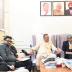 केंद्रीय कृषि मंत्री शिवराज सिंह चौहान की अध्यक्षता में आयोजित केंद्रीय योजनाओं की समीक्षा में वर्चुअल माध्यम से प्रतिभाग करते प्रदेश के कृषि मंत्री गणेश जोशी