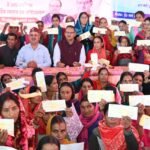 रिप परियोजना के अंतर्गत 74 आपदा प्रभावित उद्यम परिवारों को ₹93 लाख से अधिक की सहायता राशि वितरित करते कैबिनेट मंत्री गणेश जोशी