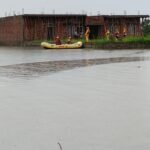 रात्रि से जलभराव में फंसे पिता-पुत्र को SDRF ने रेस्क्यू कर निकाला सुरक्षित